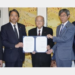 衆院選挙制度改革を巡る比例代表31削減を含む案に正式合意し、撮影に応じる（左から）国民民主党の榛葉幹事長、自民党の鈴木幹事長、日本維新の会の柴田幹事長＝29日午前、国会（Ｃ）共同通信社